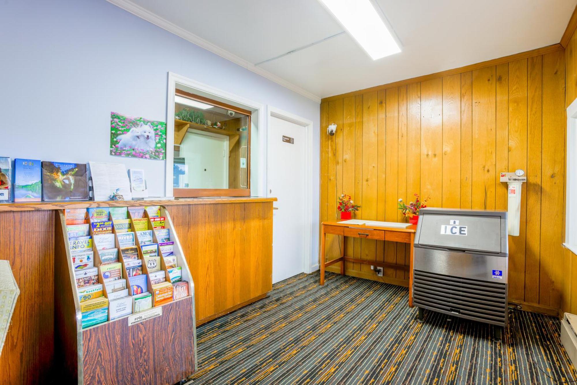 Relax Inn By Oyo Natural Bridge I-81 Экстерьер фото